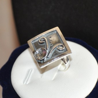 СРЕБЪРЕН ПРЪСТЕН С ФЛОРАЛЕН МОТИВ